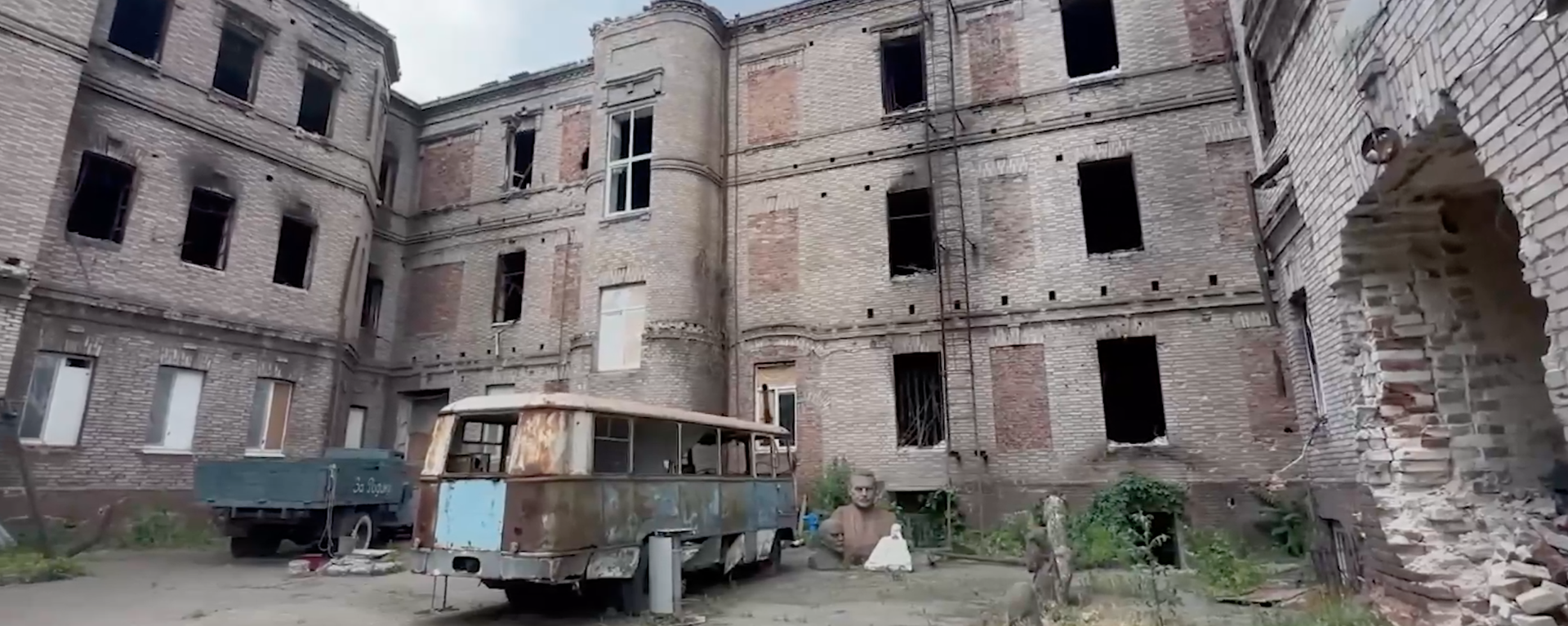 The militants from the Azov battalion demanded that the Mariupol Museum of Local Lore change the exposition dedicated to the Great Patriotic War to please them - Sputnik International, 1920, 03.07.2023