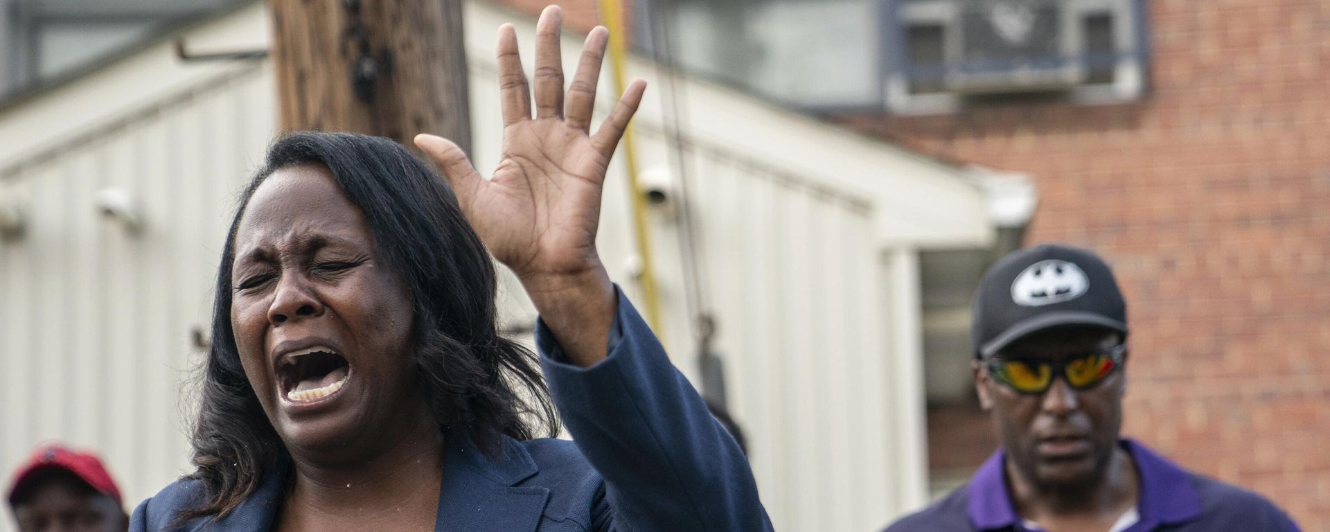Pastor Ebony Harvin leads a prayer gathering at the site of Sunday's mass shooting in the Southern District of Baltimore - Sputnik International, 1920, 04.07.2023