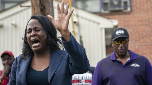Pastor Ebony Harvin leads a prayer gathering at the site of Sunday's mass shooting in the Southern District of Baltimore - Sputnik International