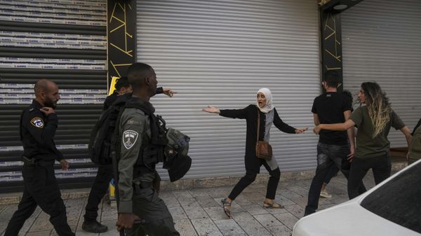Palestinian demonstrators argue with Israeli police during a protest against the Israeli military raid on the militant stronghold of the Jenin refugee camp - Sputnik International