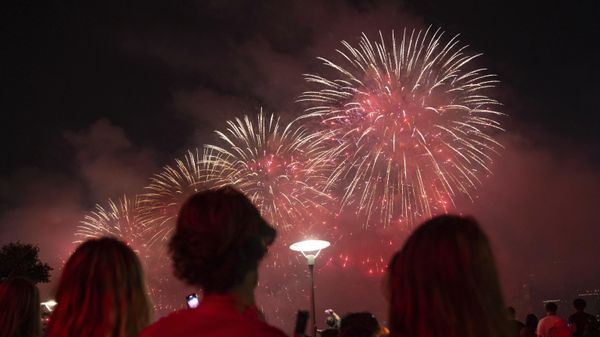 People watch the Macy's Fourth of July fireworks in New York, Tuesday, July 4, 2023 - Sputnik International