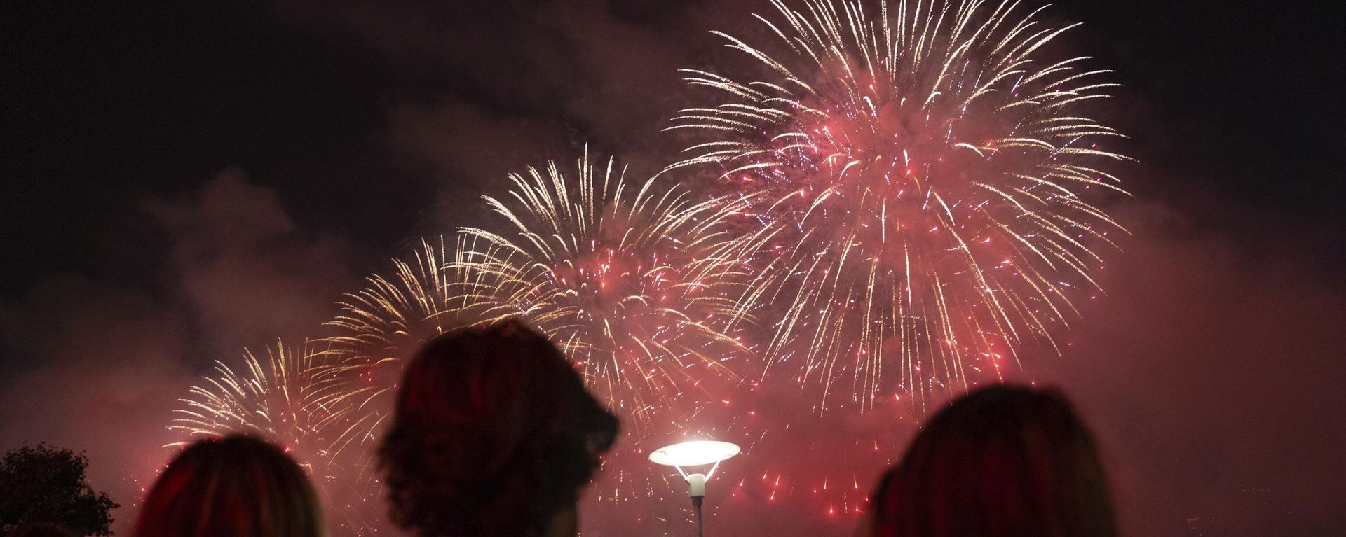 People watch the Macy's Fourth of July fireworks in New York, Tuesday, July 4, 2023 - Sputnik International, 1920, 05.07.2023