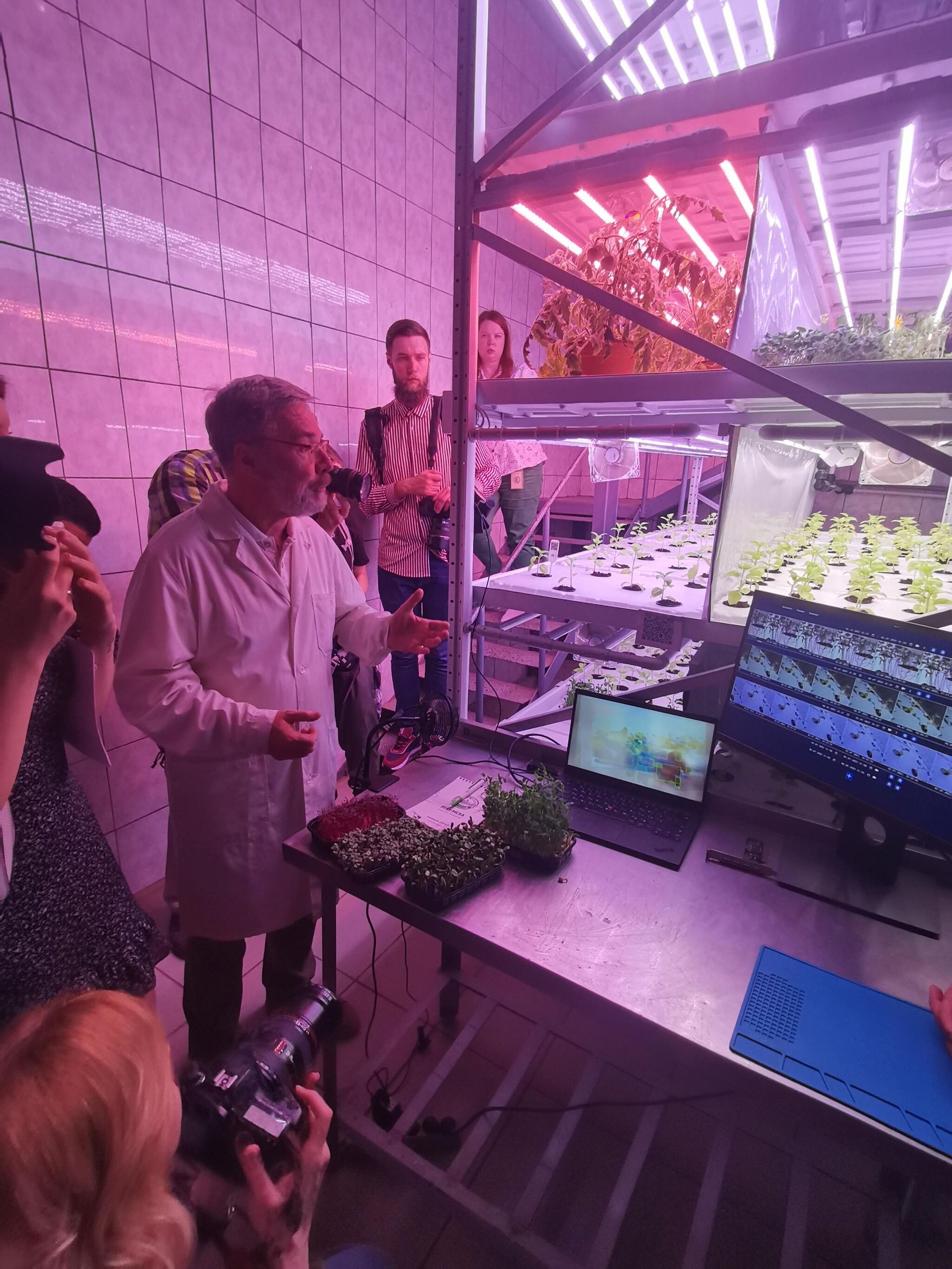 Prof. Ivan Tarakanov shows vertical city farm to journalists - Sputnik International, 1920, 05.07.2023