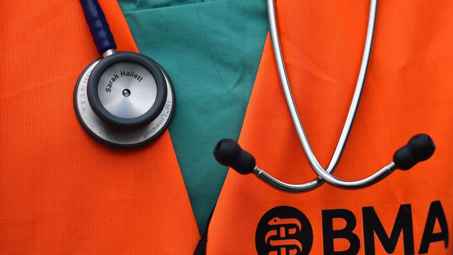 A striking junior doctor is seen at a demonstration in central London on April 26, 2016 - Sputnik International, 1920, 07.07.2023