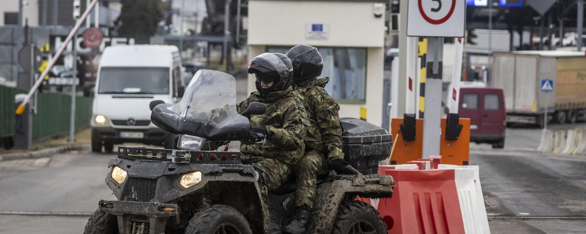 Polish Border guard officers are seen riding a quad on border cross in Medyka, south east Poland, file photo. - Sputnik International, 1920, 07.07.2023