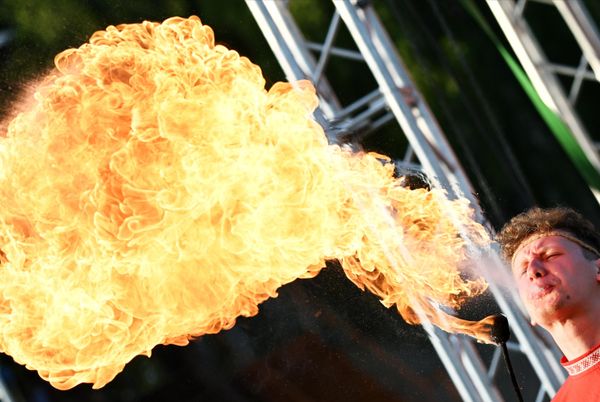 The holiday is celebrated with rituals such as jumping over bonfires and bathing in rivers or lakes.Above: A participant of the Kupala Night celebration in the park in Zelenodolsk. - Sputnik International