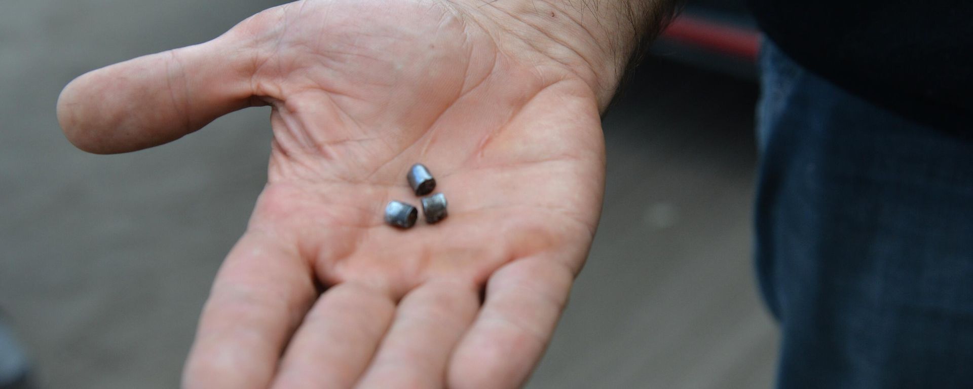 A man demonstrates fragments of cluster munition that were used to shell Kupyansk - Sputnik International, 1920, 08.07.2023