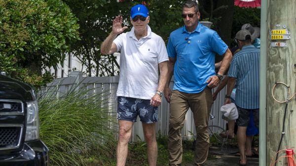 President Joe Biden waves to members of the media as he walks back to his motorcade after visiting the beach, Saturday July 8, 2023.  - Sputnik International