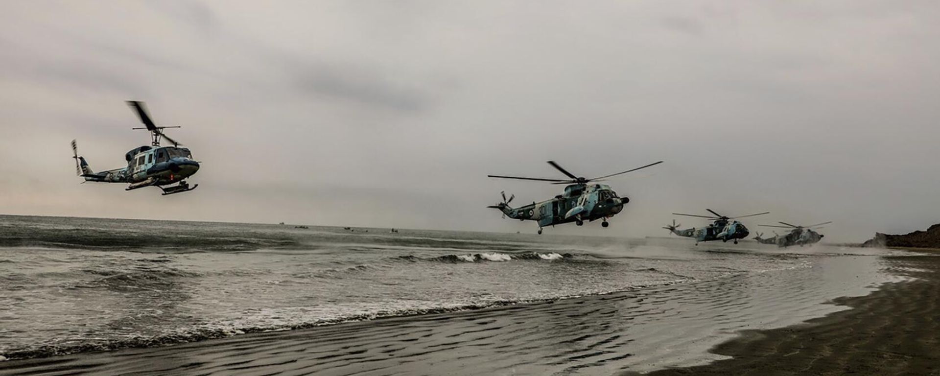 In this picture released by the official website of the Iranian Army on Friday, Dec. 30, 2022, helicopters arrive at coast in an annual drill in the coastal area of the Gulf of Oman and near the strategic Strait of Hormuz.  - Sputnik International, 1920, 16.06.2025