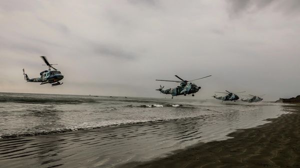 In this picture released by the official website of the Iranian Army on Friday, Dec. 30, 2022, helicopters arrive at coast in an annual drill in the coastal area of the Gulf of Oman and near the strategic Strait of Hormuz.  - Sputnik International