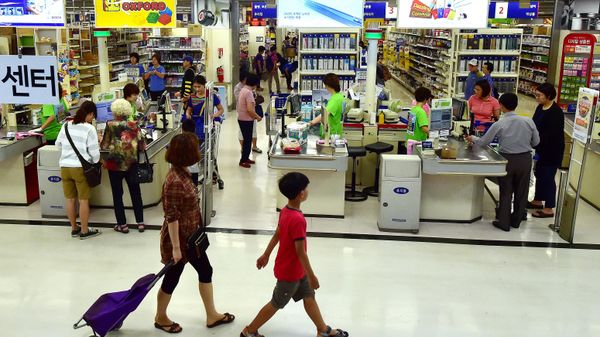 Customers buy goods at the Homeplus retail store, South Korea's number two supermarket chain, in Seoul, South Korea. - Sputnik International