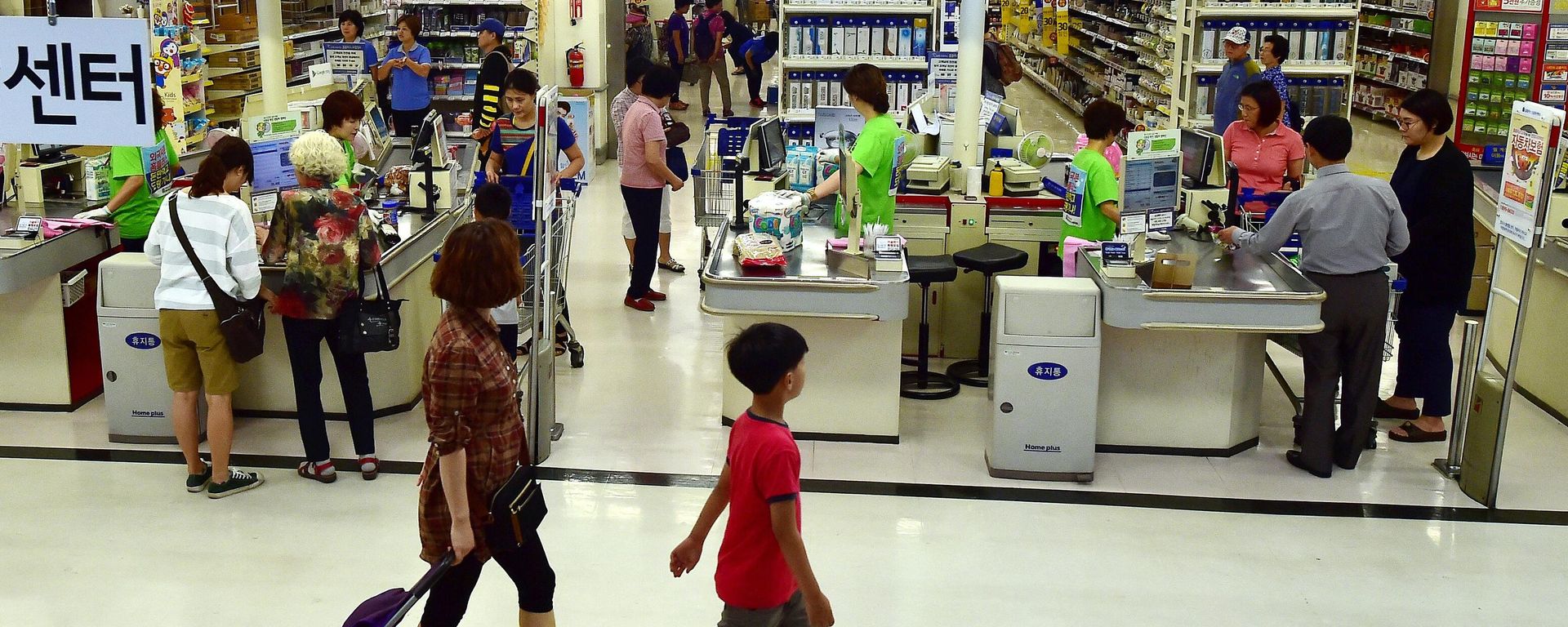 Customers buy goods at the Homeplus retail store, South Korea's number two supermarket chain, in Seoul, South Korea. - Sputnik International, 1920, 10.07.2023