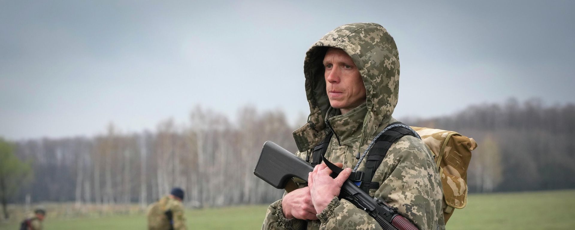 A Ukrainian soldier stands in the fields at the village of Berezovka, Ukraine, Thursday, April 21, 2022. A Ukrainian soldier stands in the fields at the village of Berezovka, Ukraine, Thursday, April 21, 2022. - Sputnik International, 1920, 12.09.2023