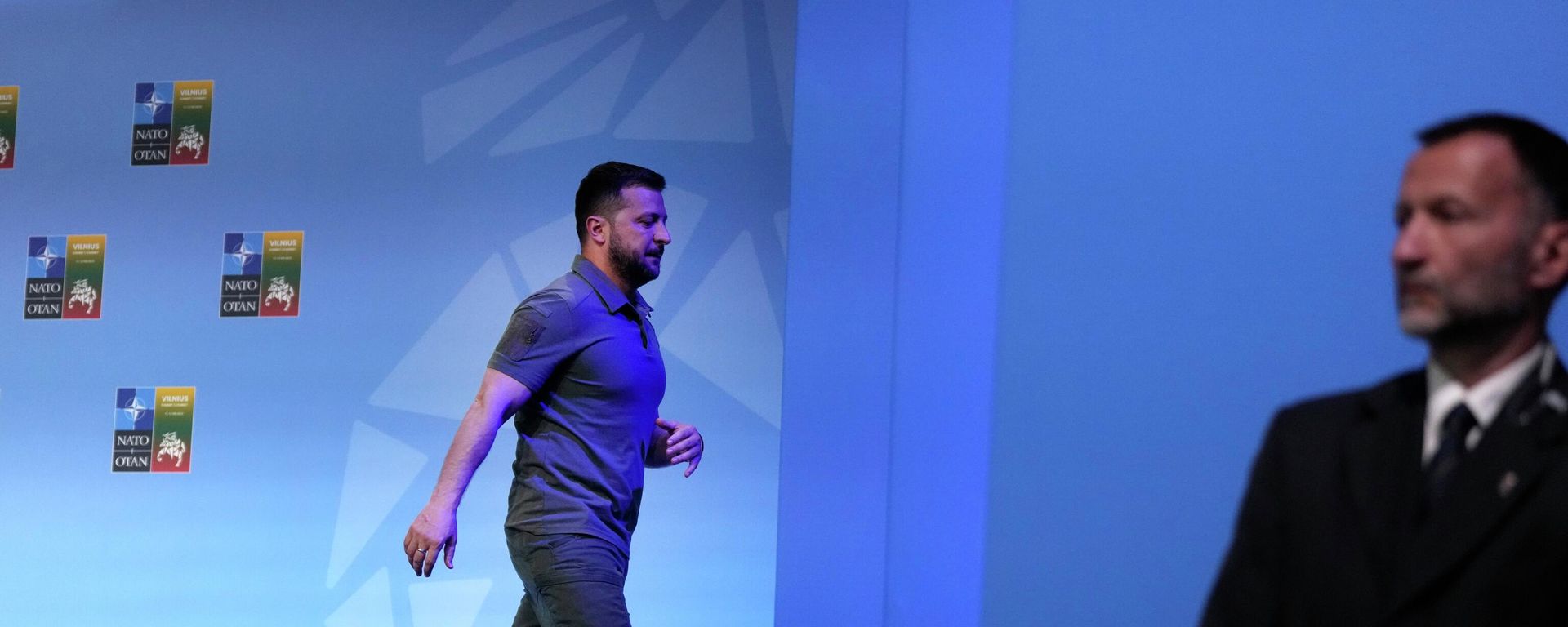 Volodymyr Zelensky leaves the stage after addressing a media conference at a NATO summit in Vilnius - Sputnik International, 1920, 13.07.2023