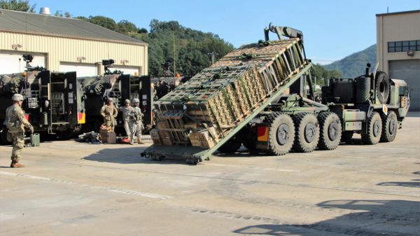 Soldiers from Alpha Battery, 1st Battalion, 82nd Field Artillery Regiment, 1st Armored Brigade Combat Team, 1st Cavalry Division, unload ammunition from an Oshkosh M1075 Palletized Load System Sept.20 at the battalion’s motor pool at Camp Hovey, South Korea. Once unloaded from the vehicle, Soldiers loaded the ammunition into M109A6 Paladin Self Propelled Howitzers and M992 Field Artillery Support Vehicles. - Sputnik International