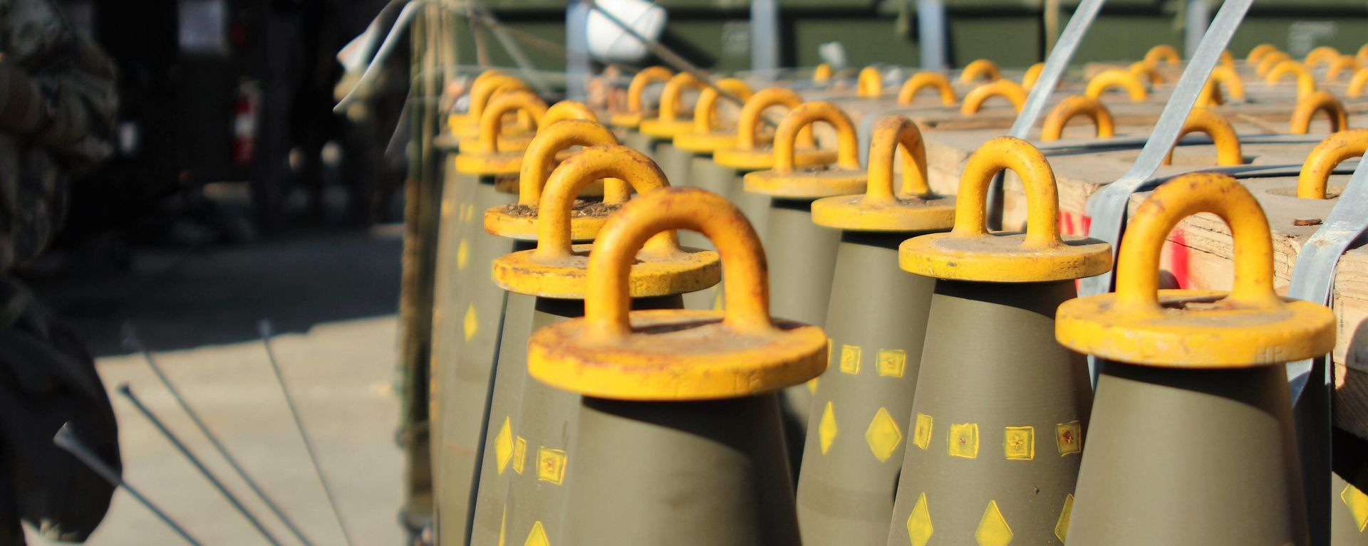 Bands broken, dozens of 155mm Base Burn Dual Purpose Improved Conventional Munitions rounds wait to be loaded into M109A6 Paladin self-propelled howitzers and M992 Field Artillery Support Vehicles Sept. 20 at the Alpha Battery, 1st Battalion, 82nd Field Artillery Regiment, 1st Armored Brigade Combat Team, 1st Cavalry Division motor pool at Camp Hovey, South Korea. Bands broken, dozens of 155mm Base Burn Dual Purpose Improved Conventional Munitions rounds wait to be loaded into M109A6 Paladin self-propelled howitzers and M992 Field Artillery Support Vehicles Sept. 20 at the Alpha Battery, 1st Battalion, 82nd Field Artillery Regiment, 1st Armored Brigade Combat Team, 1st Cavalry Division motor pool at Camp Hovey, South Korea. - Sputnik International, 1920, 28.08.2023