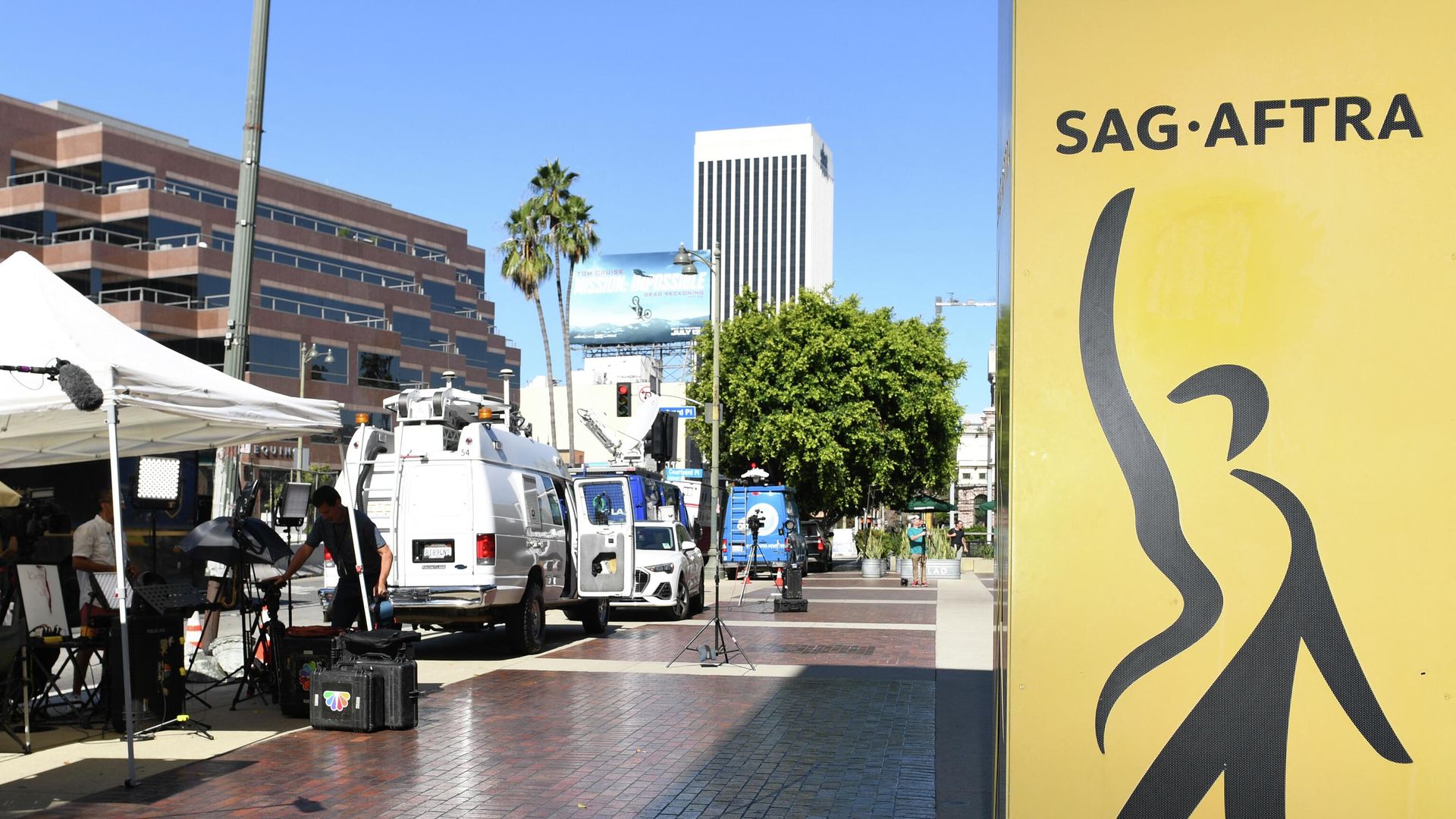 A sign for SAG-AFTRA, the US labor union that represents film and television actors, singers, and other performers, is seen as members of the media gather outside the SAG-AFTRA building during contract negotiations in Los Angeles, California, on July 13, 2023. A sign for SAG-AFTRA, the US labor union that represents film and television actors, singers, and other performers, is seen as members of the media gather outside the SAG-AFTRA building during contract negotiations in Los Angeles, California, on July 13, 2023. - Sputnik International, 1920, 13.07.2023