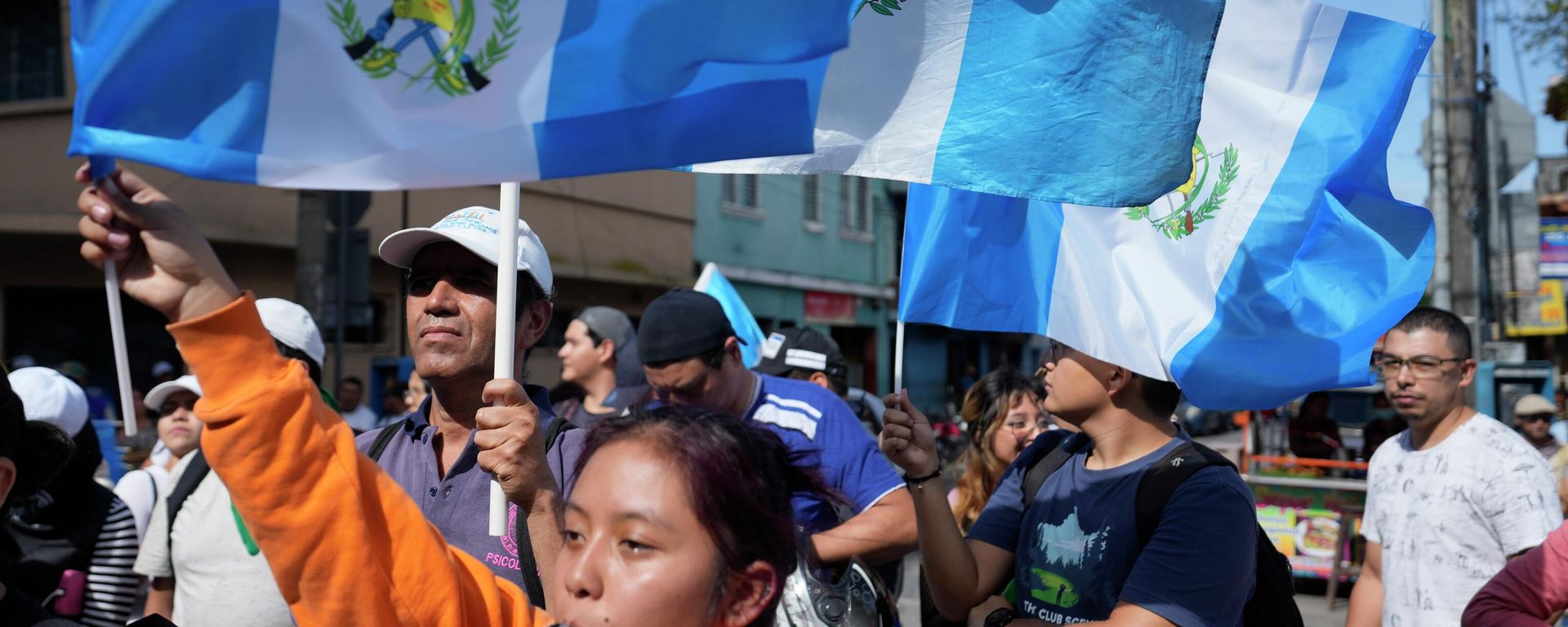 Demonstrators protest in front of Guatemala's Attorney General's office building in Guatemala City, Thursday, July 13, 2023. The Attorney General's Office announced on July 12 that a judge had suspended the legal status of the Seed Movement political party for alleged violations when it gathered the necessary signatures to form. The party's presidential candidate had been set to compete in a runoff election on Aug. 20.  - Sputnik International, 1920, 14.07.2023