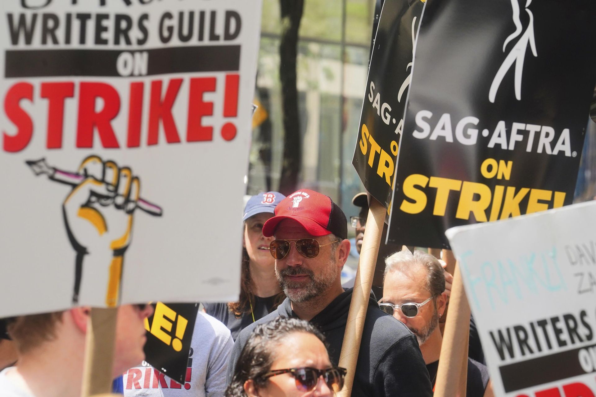 Actor Jason Sudeikis, center, walks a picket line with striking writers and actors, Friday, July 14, 2023, at NBC Universal Studios in New York. The picketing comes a day after the main actors’ union voted to join screenwriters in a double-barreled strike for the first time in more than six decades. The dispute immediately shut down production across the entertainment industry after talks for a new contract with studios and streaming services broke down.  - Sputnik International, 1920, 15.07.2023