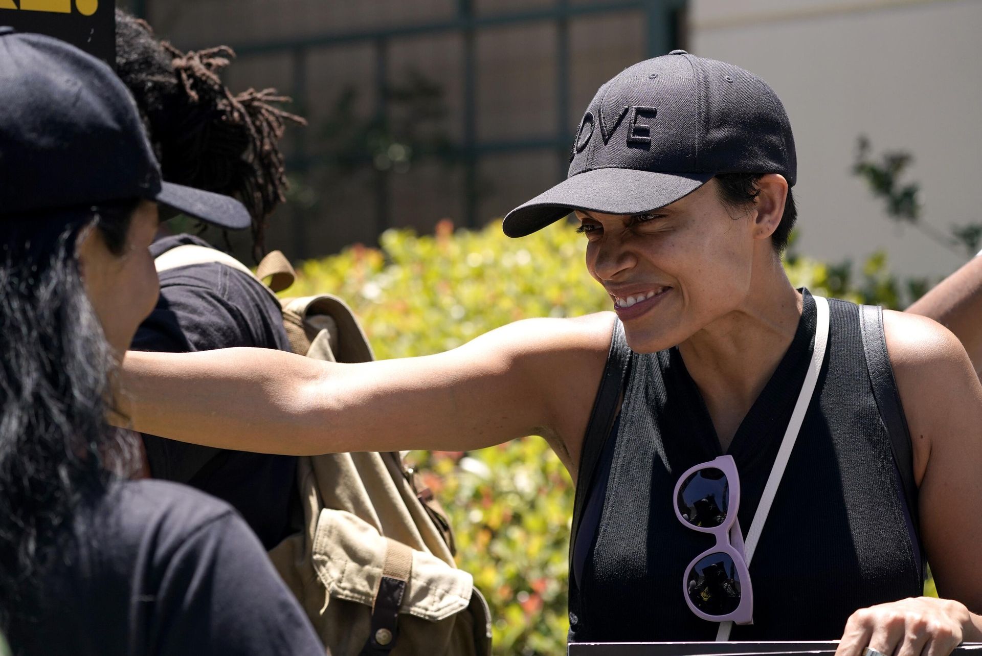 Actor Rosario Dawson attends a rally by striking writers and actors outside Warner Bros. studios in Burbank, Calif. on Friday, July 14, 2023. This marks the first day actors formally joined the picket lines, more than two months after screenwriters began striking in their bid to get better pay and working conditions and have clear guidelines around the use of AI in film and television productions. - Sputnik International, 1920, 15.07.2023