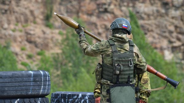 A Russian serviceman prepares to fire a grenade launcher during an intensive training of scouts of the Yug group of forces at a training ground, as Russia's military operation in Ukraine continues, in Donetsk People's Republic, Russia. - Sputnik International