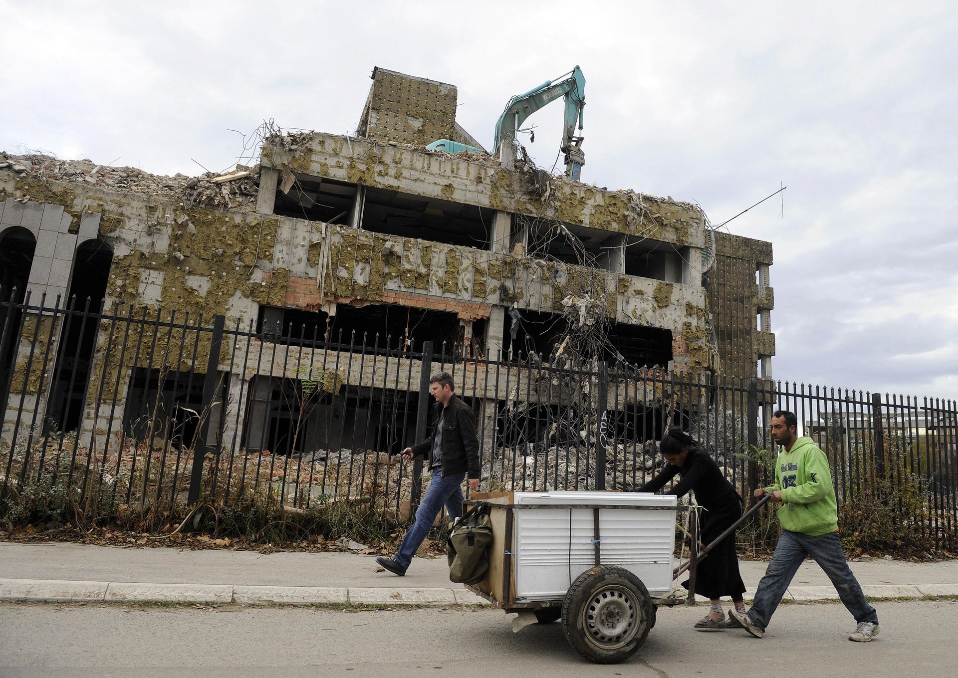Pedestrians walk past the remains of the former Chinese Embassy in Belgrade, on November 10, 2010. In 1999, the Chinese embassy in Belgrade, was hit and set on fire during Nato air strikes on the city. Pedestrians walk past the remains of the former Chinese Embassy in Belgrade, on November 10, 2010. In 1999, the Chinese embassy in Belgrade, was hit and set on fire during Nato air strikes on the city. - Sputnik International, 1920, 15.07.2023