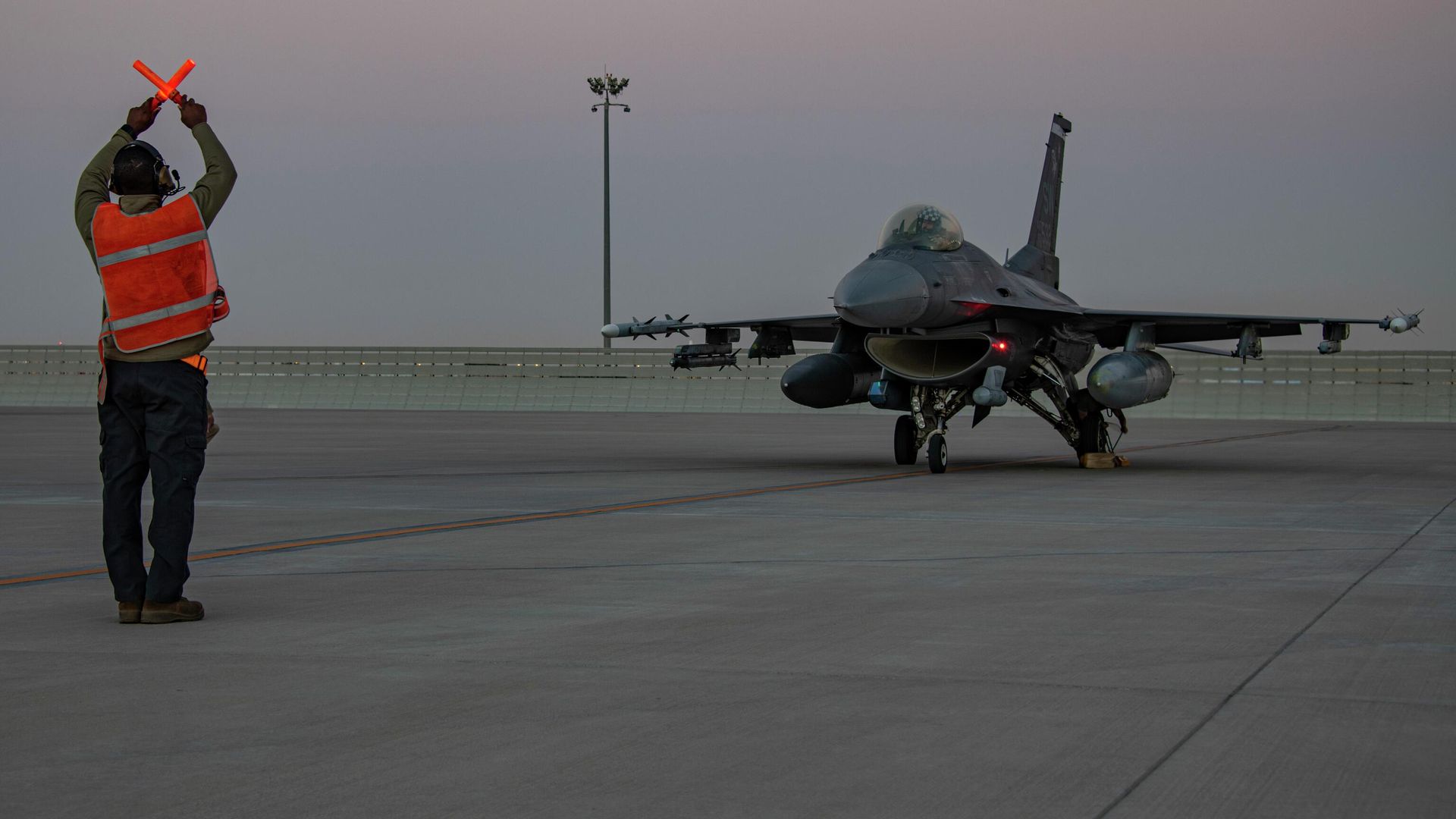 In this handout photo from the U.S. Air Force, an airman guides an F-16 Fighting Falcon during training at Al-Udeid Air Base, Qatar in January 2022. File photo. In this handout photo from the U.S. Air Force, an airman guides an F-16 Fighting Falcon during training at Al-Udeid Air Base, Qatar in January 2022. File photo. - Sputnik International, 1920, 06.03.2026
