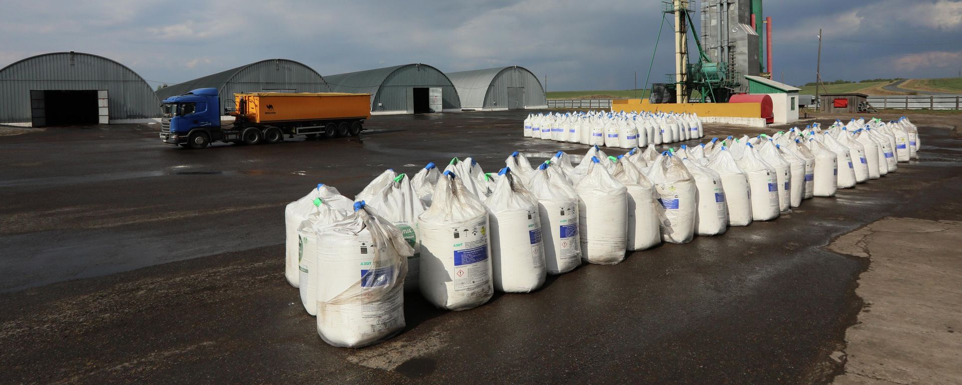 Packs with fertilizers are prepared for wheat seeds sowing at a warehouse of Solgon company in the Siberian the village of Talniki, Uzhursky district of Krasnoyarsk region, Russia. - Sputnik International, 1920, 16.07.2023