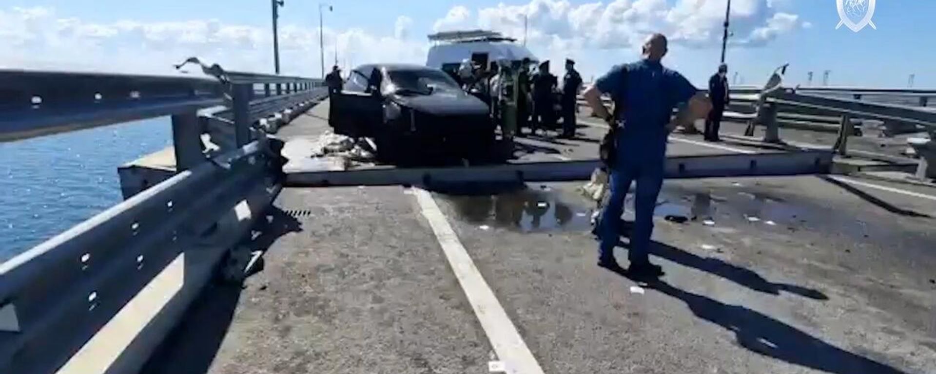 Specialists work at the scene of Ukrainian terror attack on the Crimean Bridge in a video published by Russia’s Investigative Committee - Sputnik International, 1920, 17.07.2023