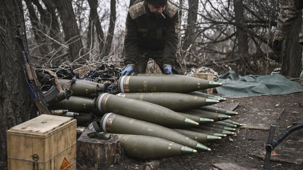 A Ukrainian serviceman prepares 155mm artillery shells in eastern Ukraine on March 17, 2023 - Sputnik International