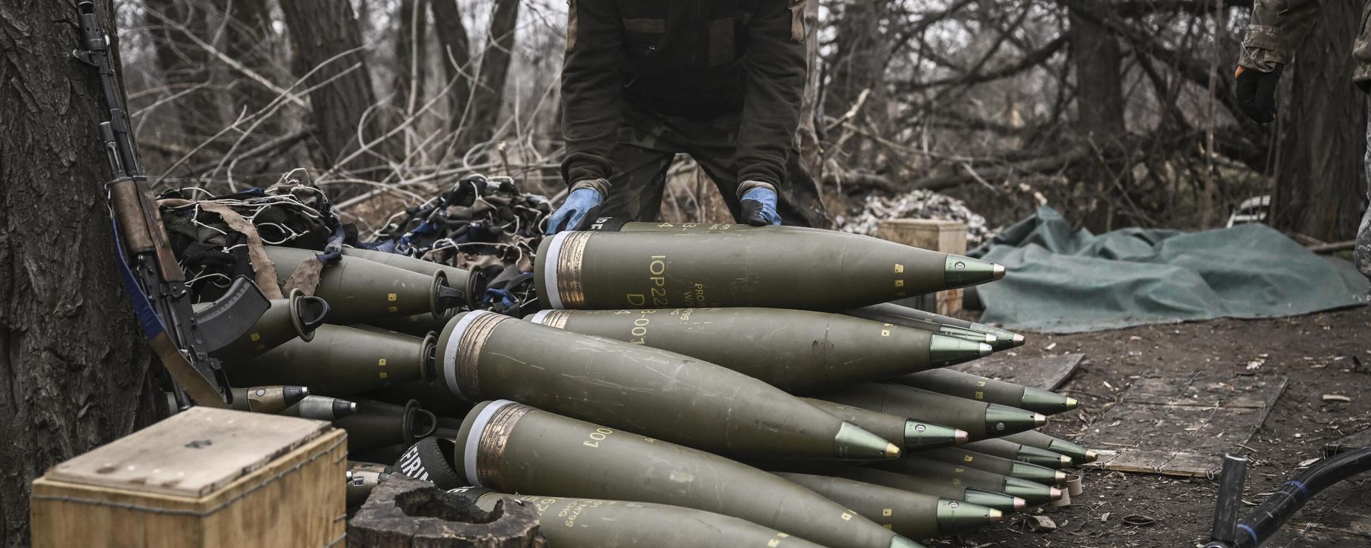 A Ukrainian serviceman prepares 155mm artillery shells in eastern Ukraine on March 17, 2023 A Ukrainian serviceman prepares 155mm artillery shells in eastern Ukraine on March 17, 2023 - Sputnik International, 1920, 11.08.2023