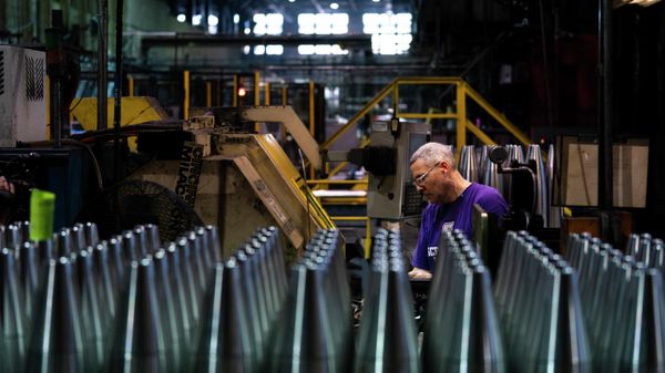 A steel worker manufactures 155 mm M795 artillery projectiles at the Scranton Army Ammunition Plant in Scranton, Pa., Thursday, April 13, 2023.  - Sputnik International