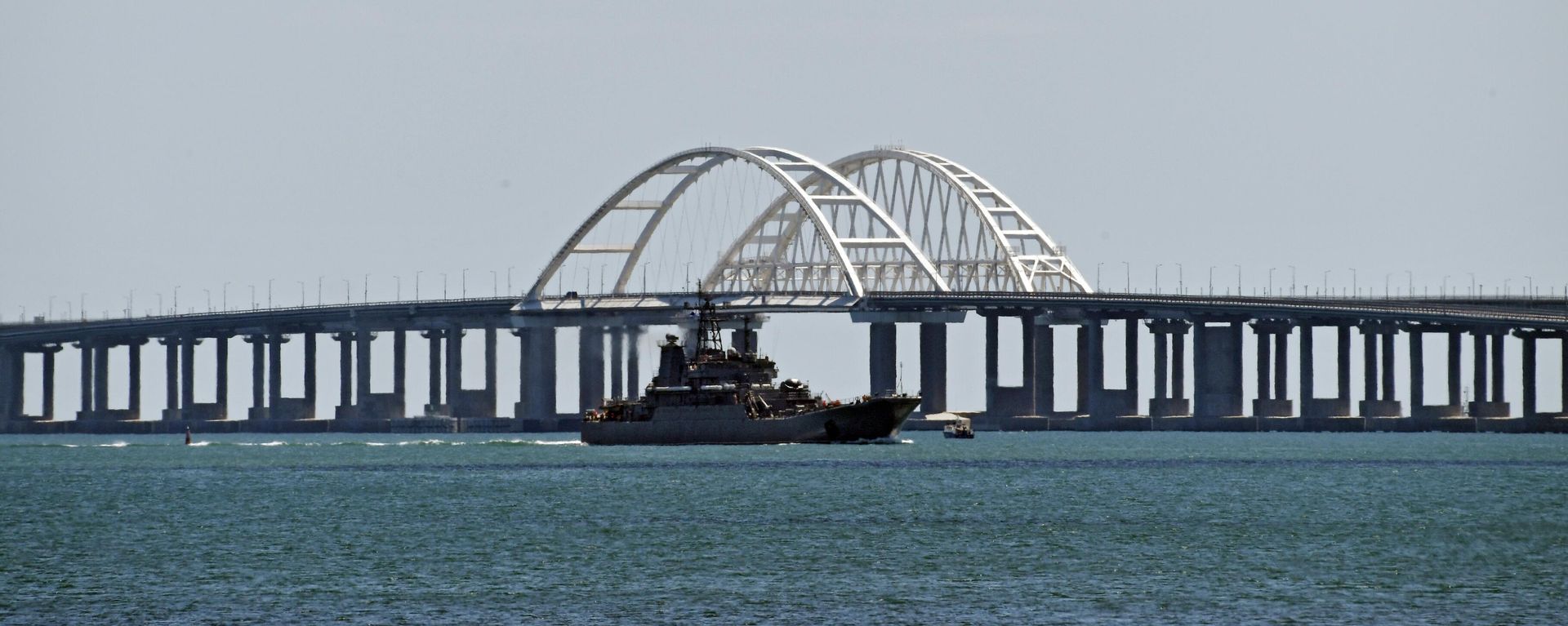 
Large landing ship of the Russian Navy near the Crimean bridge. BDK transport civilian vehicles at the Kerch ferry. The Crimean bridge was damaged due to an attack at night by two Ukrainian unmanned surface vehicles of the Armed Forces of Ukraine. Traffic has been temporarily suspended. - Sputnik International, 1920, 01.09.2023