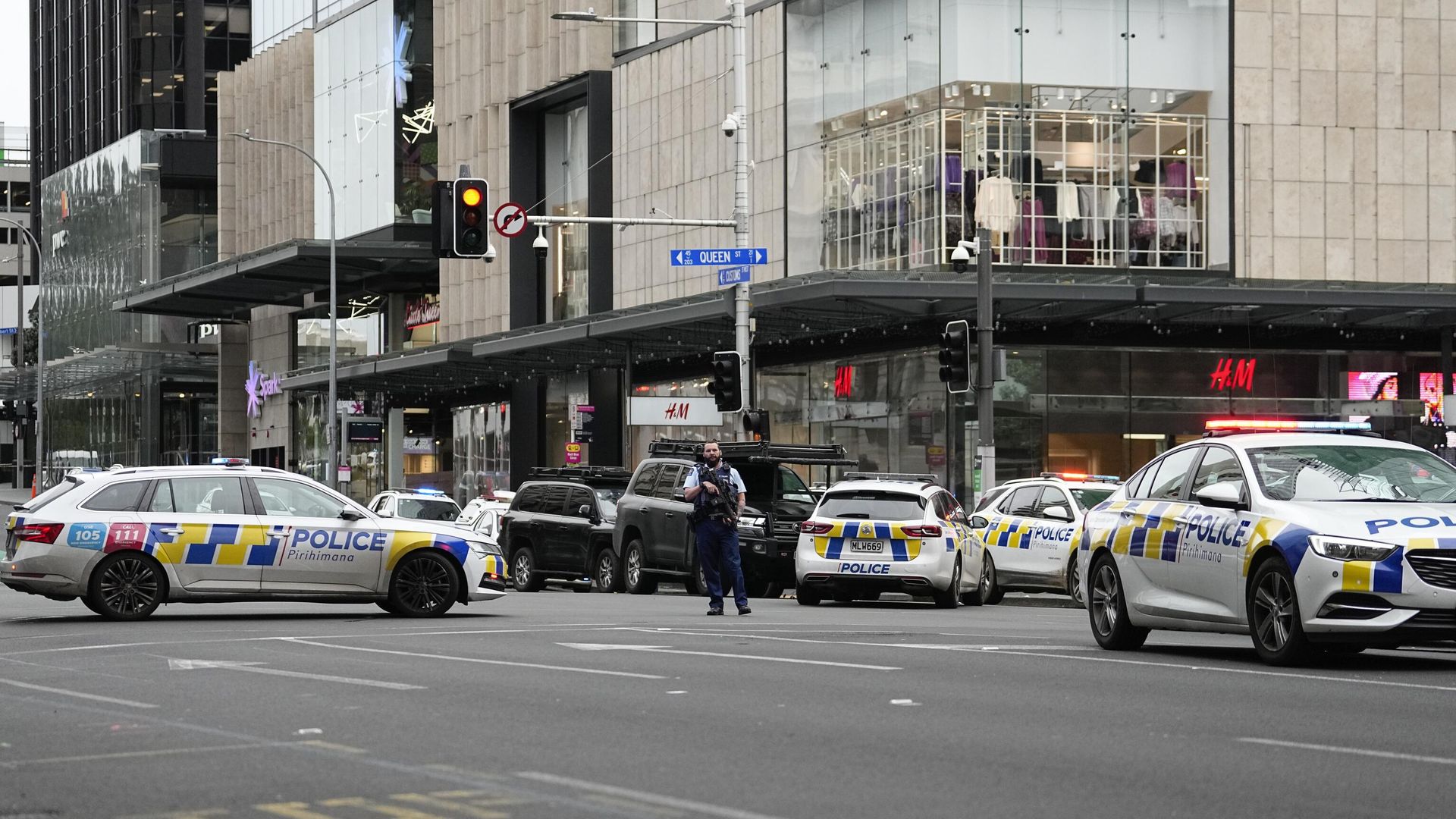 An armed New Zealand police officer stands at a road block in the central business district following a shooting in Auckland, New Zealand, Thursday, July 20, 2023. New Zealand police are responding to reports that a gunman has fired shots in a building in downtown Auckland. An armed New Zealand police officer stands at a road block in the central business district following a shooting in Auckland, New Zealand, Thursday, July 20, 2023. New Zealand police are responding to reports that a gunman has fired shots in a building in downtown Auckland. - Sputnik International, 1920, 19.07.2023