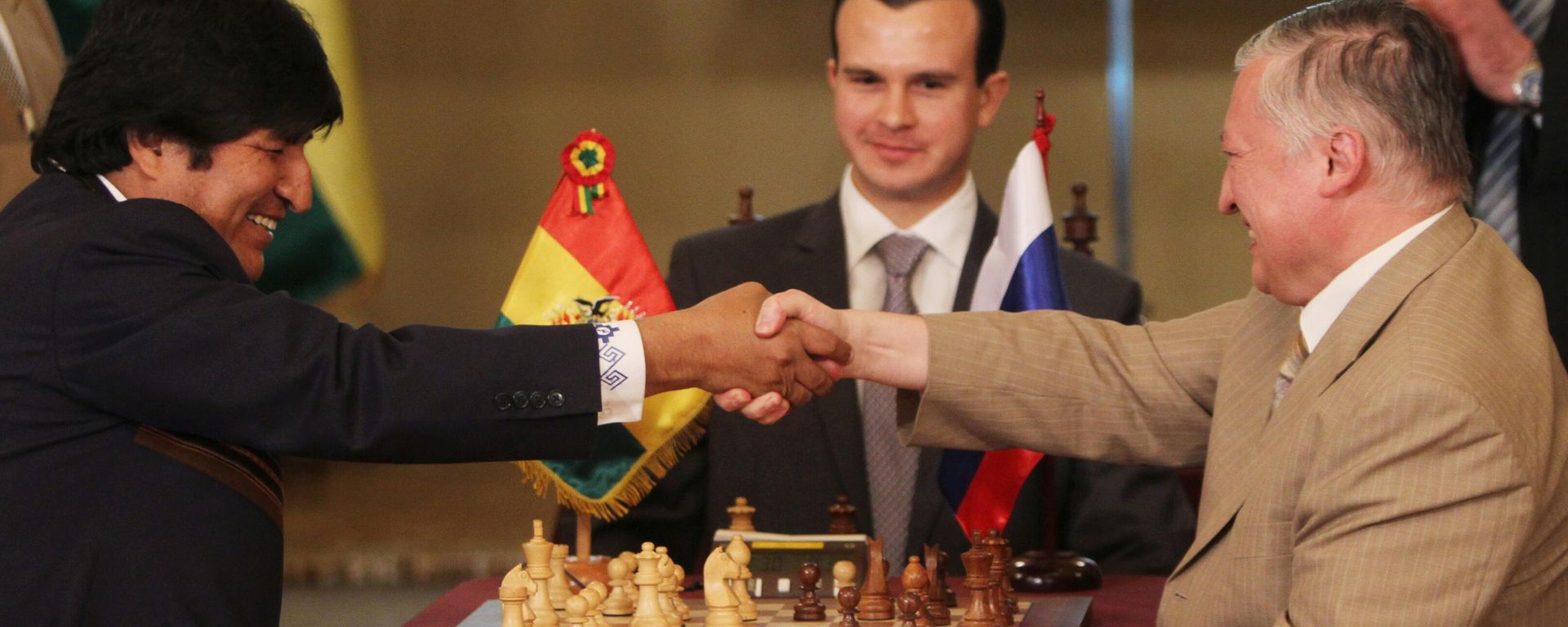 Bolivian President Evo Morales and former chess world champion Anatoly Karpov shake hands Bolivian President Evo Morales and former chess world champion Anatoly Karpov shake hands - Sputnik International, 1920, 20.07.2023