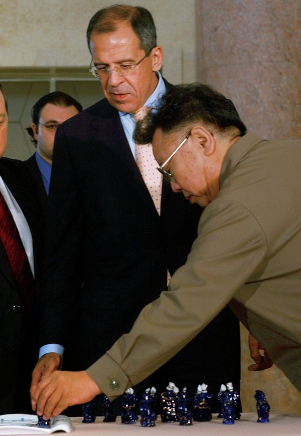 North Korean leader Kim Jong Il looks at the chess set presented to him by Russian Foreign Minister Sergey Lavrov during their meeting in Pyongyang, July 5, 2004.  - Sputnik International