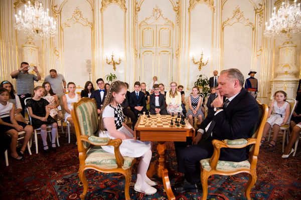 Slovak President Andrej Kiska plays chess with 10-year-old Lucia Kapicakova, a winner of the EU Youth Championship 2016 in the Girls U10 category, on June 28, 2017 in Bratislava. President Kiska gave up the match after about 30 minutes in a "no chance to win" situation. - Sputnik International
