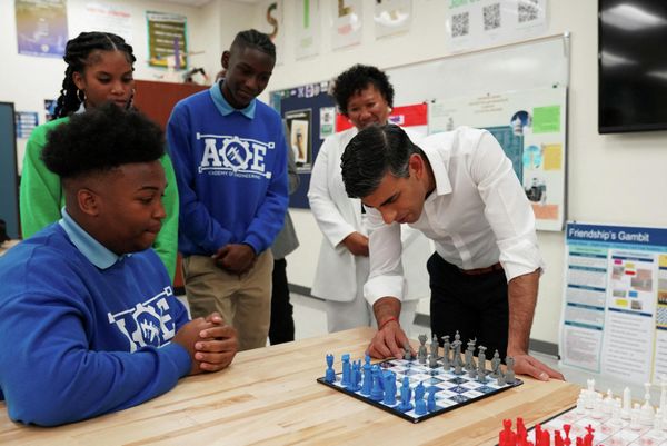 Britain's Prime Minister Rishi Sunak looks at a 3D-printed chess board as he visits Friendship Technology Preparatory High School in Washington, DC, on June 7, 2023. - Sputnik International
