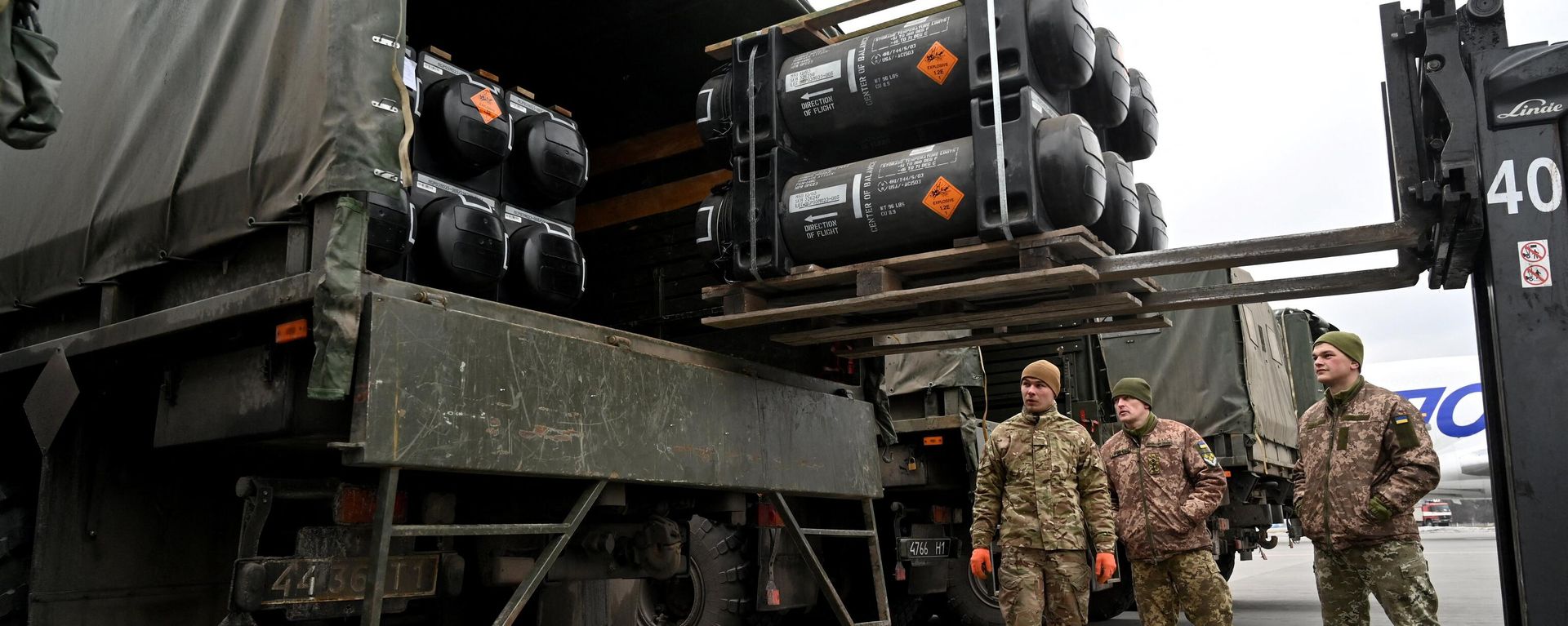 Ukrainian servicemen load a truck with the FGM-148 Javelin, American man-portable anti-tank missile provided by US to Ukraine as part of a military support, upon its delivery at Kiev's airport Borispol on February 11, 2022 Ukrainian servicemen load a truck with the FGM-148 Javelin, American man-portable anti-tank missile provided by US to Ukraine as part of a military support, upon its delivery at Kiev's airport Borispol on February 11, 2022 - Sputnik International, 1920, 11.08.2023
