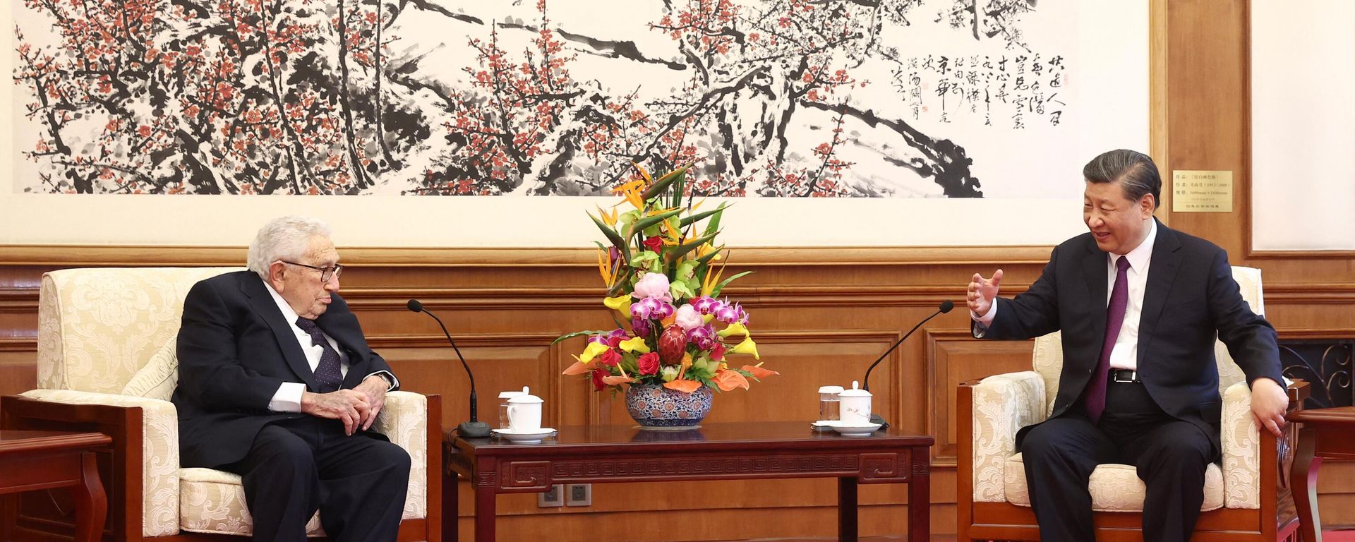 China's President Xi Jinping (R) speaks with former US secretary of state Henry Kissinger during a meeting in Beijing on July 20 China's President Xi Jinping (R) speaks with former US secretary of state Henry Kissinger during a meeting in Beijing on July 20 - Sputnik International, 1920, 21.07.2023