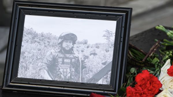 Flowers are placed outside the building of Rossiya Segodnya International Media Group in memory of Russian war correspondent Rostislav Zhuravlev - Sputnik International