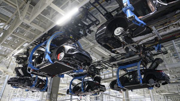 Mercedes-Benz EQS and S-Class passenger cars are transported automatically to their next production step at the 'Factory 56', a completely digitized assembly line, at the Mercedes-Benz manufacturing plant in Sindelfingen, southwestern Germany, on February 13, 2023.  - Sputnik International
