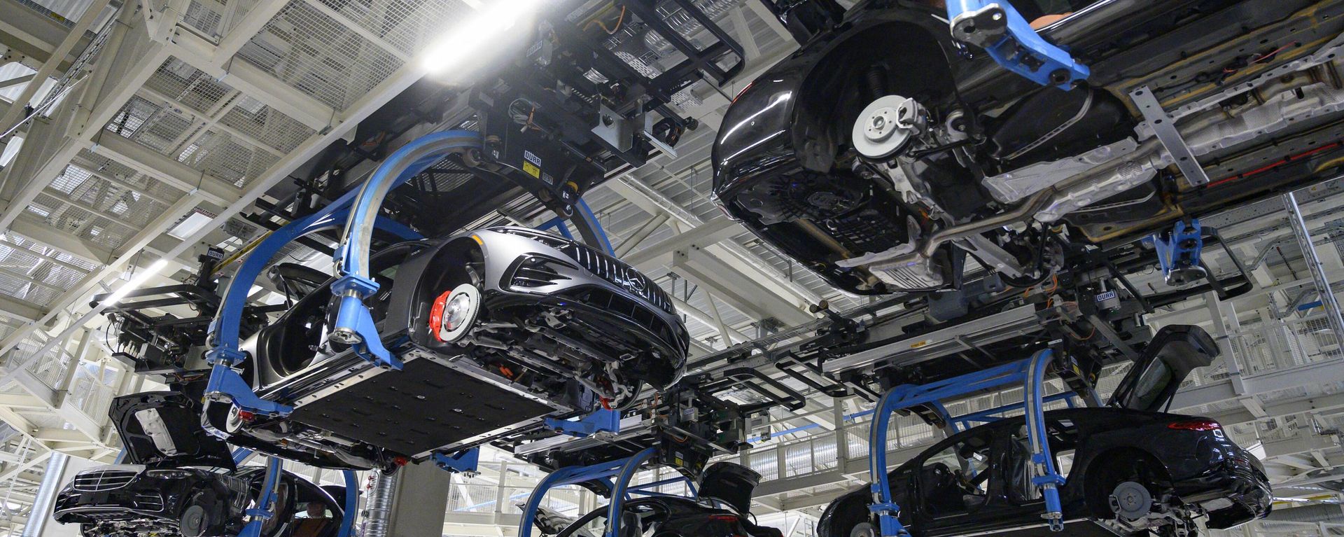 Mercedes-Benz EQS and S-Class passenger cars are transported automatically to their next production step at the 'Factory 56', a completely digitized assembly line, at the Mercedes-Benz manufacturing plant in Sindelfingen, southwestern Germany, on February 13, 2023.  - Sputnik International, 1920, 24.07.2023