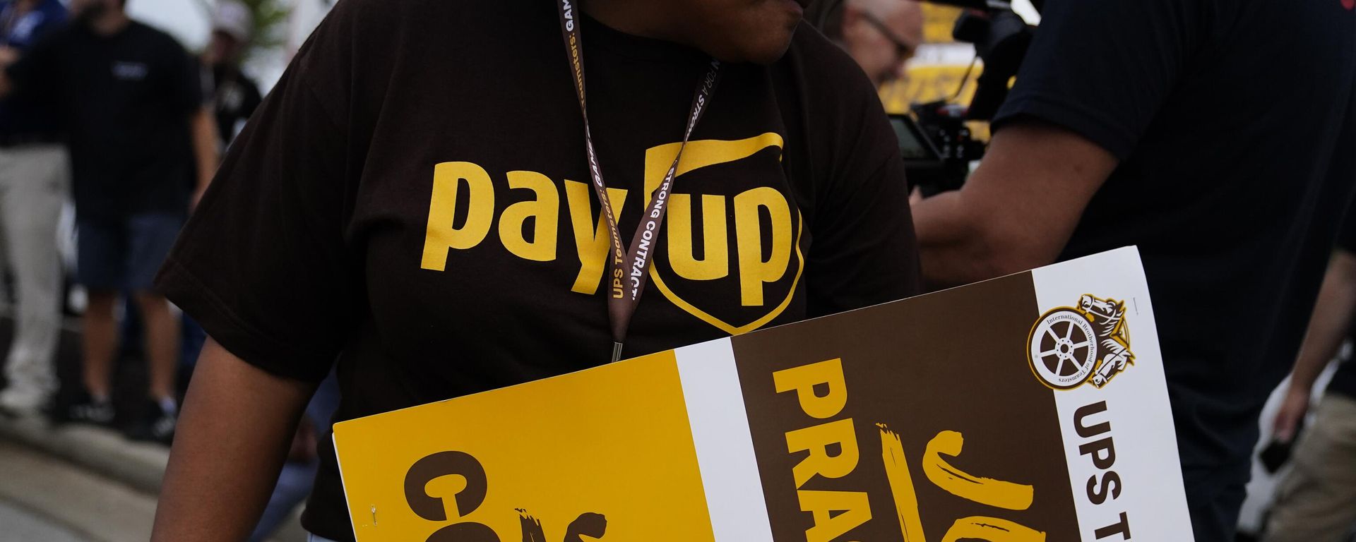 UPS teamsters and workers hold a rally Friday, July 21, 2023, in Atlanta, as a national strike deadline nears. The Teamsters said Friday that they will resume contract negotiations with UPS, marking an end to a stalemate that began two weeks ago when both sides walked away from talks while blaming each other. - Sputnik International, 1920, 25.07.2023