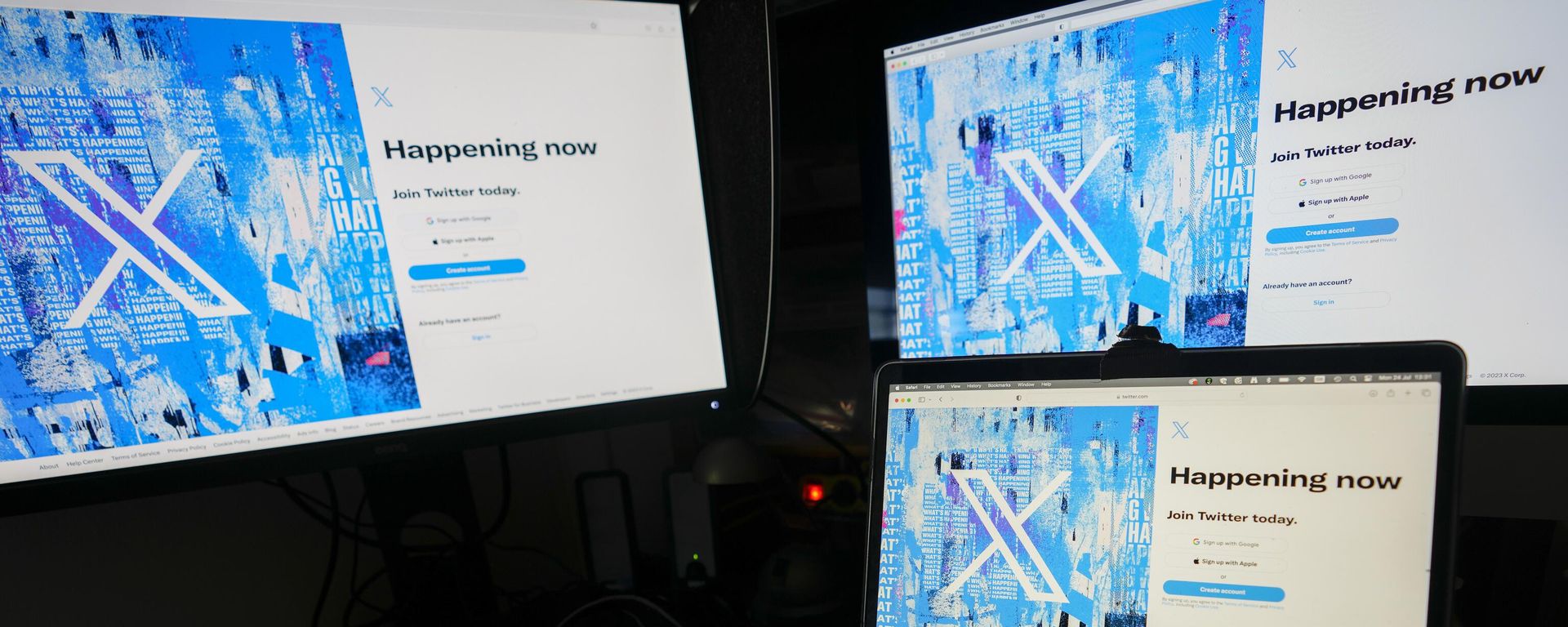 A view of a lap top and monitors showing the Twitter signing in page displaying the new logo, in Belgrade, Serbia, Monday, July 24, 2023. Elon Musk has unveiled a new black and white X logo to replace Twitter's famous blue bird as he follows through with a major rebranding of the social media platform he bought for $44 billion last year. The X started appearing on the top of the desktop version of Twitter on Monday, but the bird was still dominant across the phone app. - Sputnik International, 1920, 19.10.2023