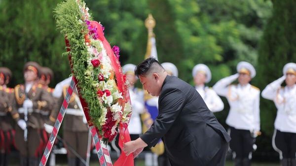 North Korean leader Kim Jong-un adjusts wreath commemorating the 70th anniversary of victory in the Korean War of 1950-1953. - Sputnik International
