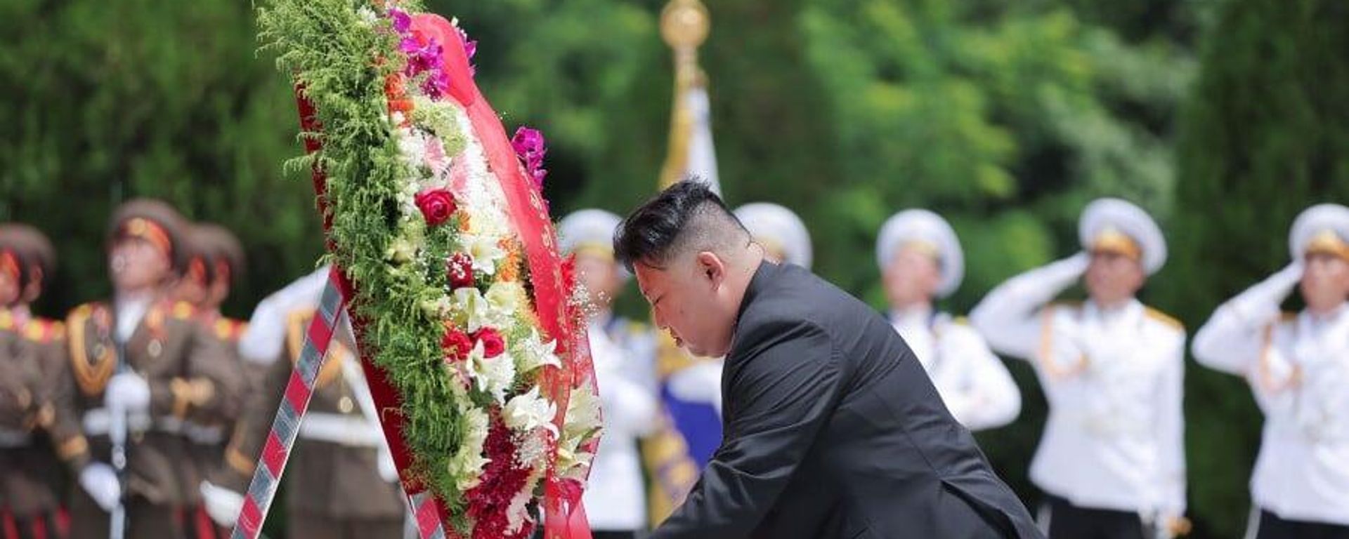 North Korean leader Kim Jong-un adjusts wreath commemorating the 70th anniversary of victory in the Korean War of 1950-1953. - Sputnik International, 1920, 26.07.2023
