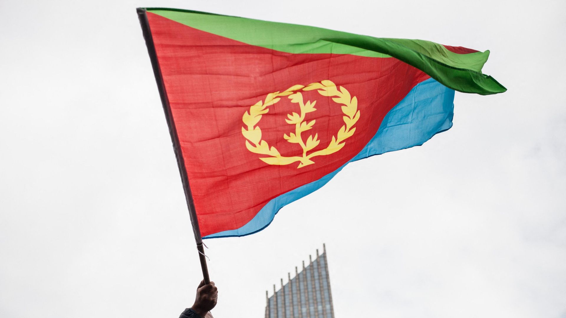 A man waves an Eritrean national flag. AFP PHOTO / Nichole Sobecki (Photo by Nichole Sobecki / AFP) A man waves an Eritrean national flag. AFP PHOTO / Nichole Sobecki (Photo by Nichole Sobecki / AFP) - Sputnik International, 1920, 26.07.2023