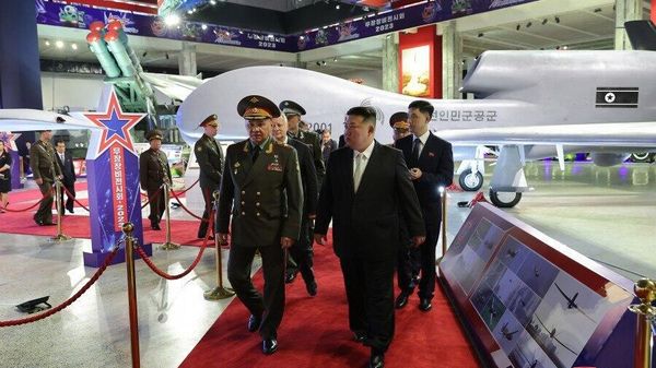 Kim Jong-un showed Russian Defense Minister Sergei Shoigu the new DPRK drones during their visit to an exhibition of weapons and equipment - Sputnik International