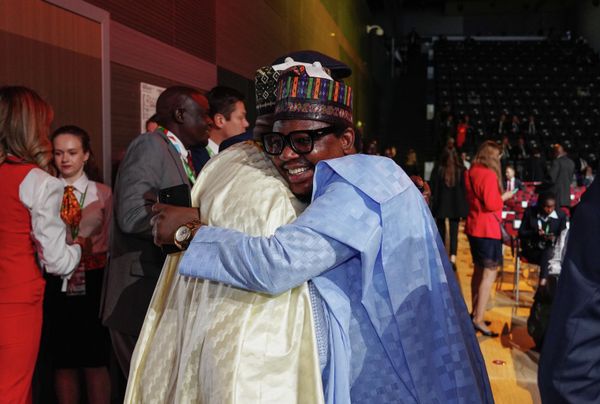 Forum guests and participants greet one another, as they gather for a plenary session of the Second Russia-Africa Summit and Forum. - Sputnik International